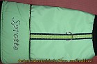 GS-0006 lindgrünes Geschirr aus wasserabweisender Popeline innen mit Polarfleece gefüttert auf dem Bund Namensapplikation aus Strasssteinen