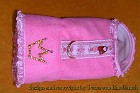 GS-0008 rosafarbenes Geschirr aus Alkantaraimitat innen mit Polarfleece gefüttert auf dem Bund eine Kronenapplikation Gürtel und Halsausschnitt mit Rüschenborte...