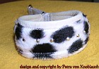 Hb-0001 Zugstopphalsband aus weißem Nappaleder mit Kunstfell in Dalmatineroptik - besetzt mit Metallstuts