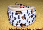 Hb-0003 Zugstopphalsband aus beigefarbenem Nappaleder mit Kunstfell im Gepardenlook - besetzt mit goldenen Metallstuts