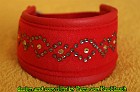 Hb-0005 Zugstopphalsband aus rotem Nappaleder mit rotem Alcantaraimitat besetzt - verziert mit glitzernden Strasskristallen