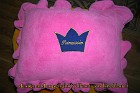 KD-007 Kuschelkissen aus pinkfarbenem Mikrofaserplüsch mit Kronenapplikation Prinzessin - gefüllt mit silikonisierten Hohlfaserkügelchen - waschbar und...