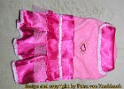 KL-004 Hundekleidchen Pink/Rosa mit Rüsche und Borte Material pinkfarbener Satin und rosa Alcantaraimitat, verziert mit Tüll. Die Applikation ist ein Herz aus rosanen...