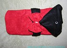 MF-004 Hundemäntelchen Rot/Schwarz mit Schleife Material Babysamtcord, Innen mit Polarfleece gefüttert