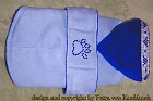 ML-006a Hundemantel aus hellblauem Waschleder innen mit Antipillingfleece gefüttert Kapuze mit silber/blauer Borte besetzt den Gürtel ziert eine Pfötchenapplikation aus...