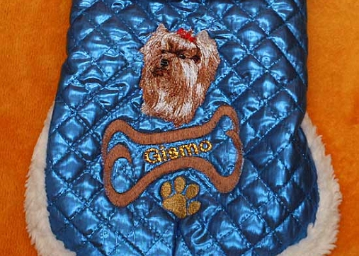 Winter Diese Mäntelchen schützen im Winter vor Schnee und Kälte. Sie werden wahlweise durch Klettband oder Druckknöpfe am...