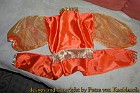 VS-008a Faschingskostüm Modell Bauchtanz, Bluse und Hose, besetzt mit Goldfransen und -pailettenborte, Ansicht von oben